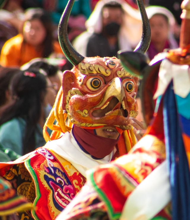 This very spectacular and dramatic dance has deep symbolic meaning, namely that sacrificial murder is performed. First, the dancers representing the gods try to enclose the evil spirits in a circle and then into a triangle box. Once this is done, the main god who holds the ritual dagger (phurba), kills them physically, but actually delivers them to salvation at the same time. This dance demonstrates the passage of men and the demi-gods (asuras) who become enemies of Buddhism. Hence, Guru Rinpoche, who is the emanation of all the Buddhas, took the form of “Fierce Thunderbolt” (Dorje Drago).